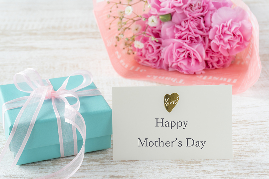 母の日の贈り物と「Happy Mother's Day」のメッセージカード