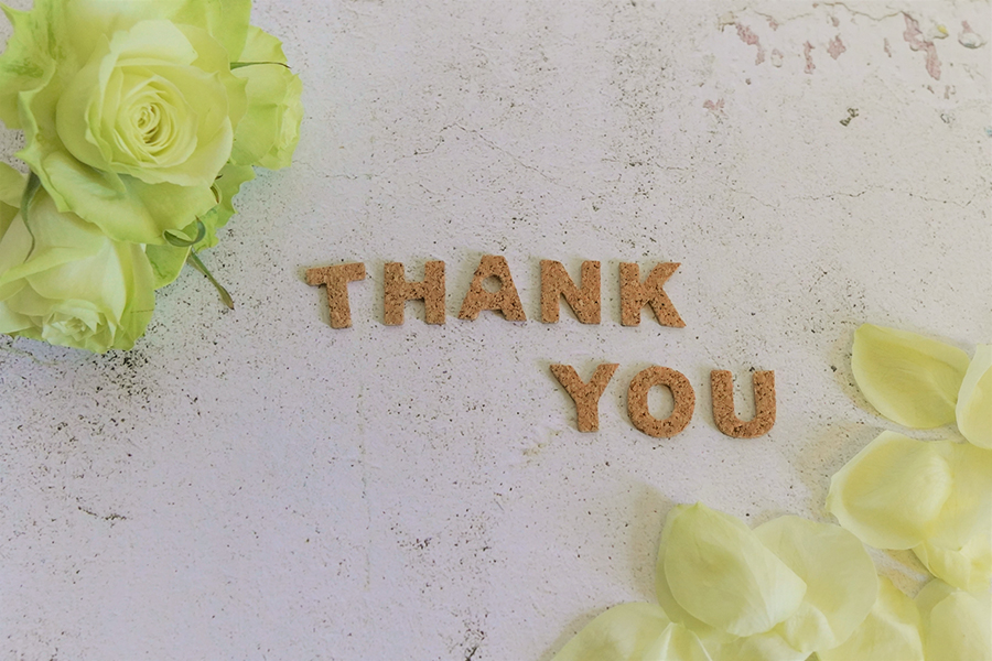 黄色いバラの花と「THANK YOU」の文字