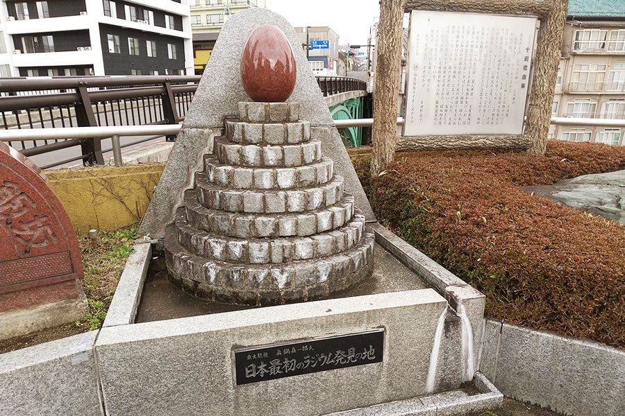 飯坂温泉にあるラジウム玉子のモニュメント