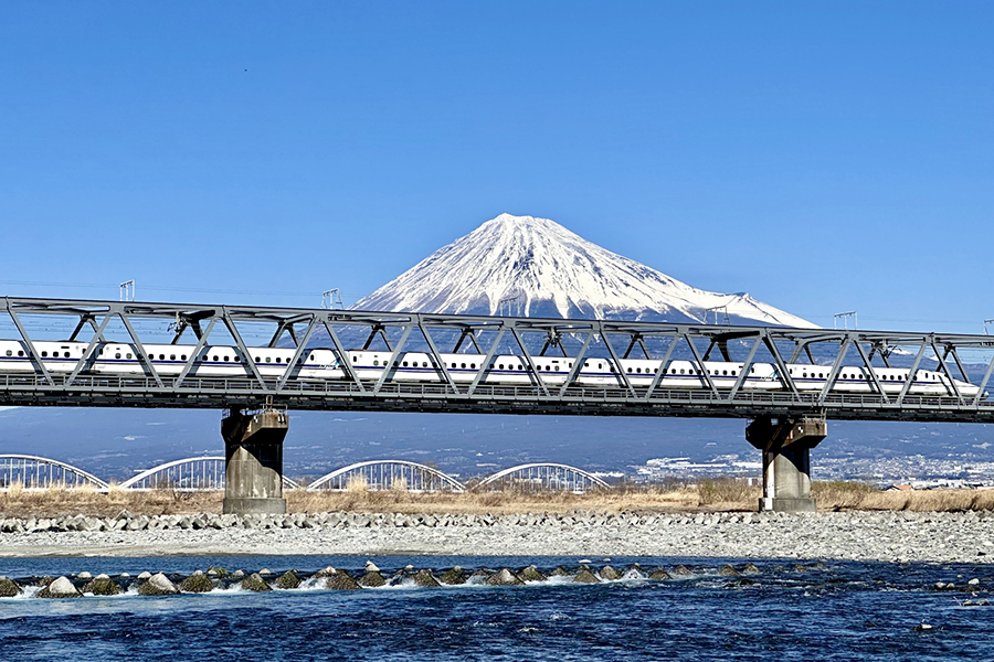 富士山をバックに富士川を渡る東海道新幹線